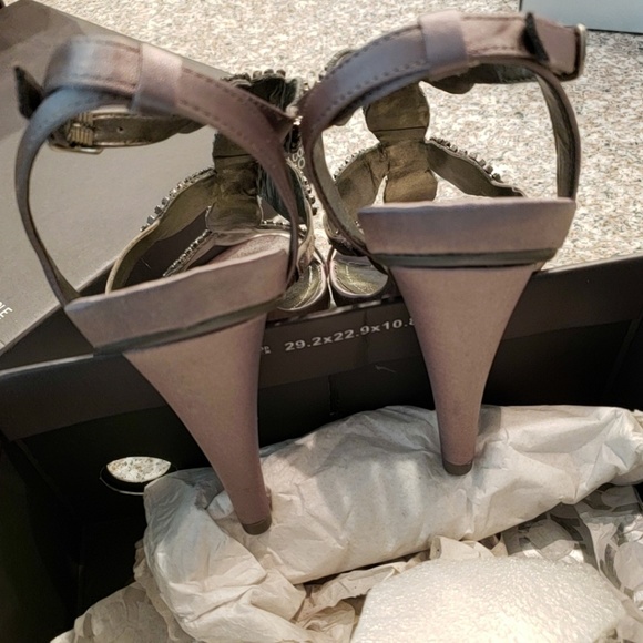 NIB Kenneth Cole Reaction Pewter Heels - Picture 7 of 8